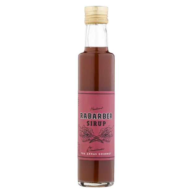 Annas Gourmet Rabarbersirup 250 ml – håndlavet sirup af inddampet rabarbersaft, nænsomt tilberedt i åbne gryder på gammeldags facon, perfekt som topping til frisk frugt, is, vafler og pandekager samt til chokolademousse, yoghurt og skyr