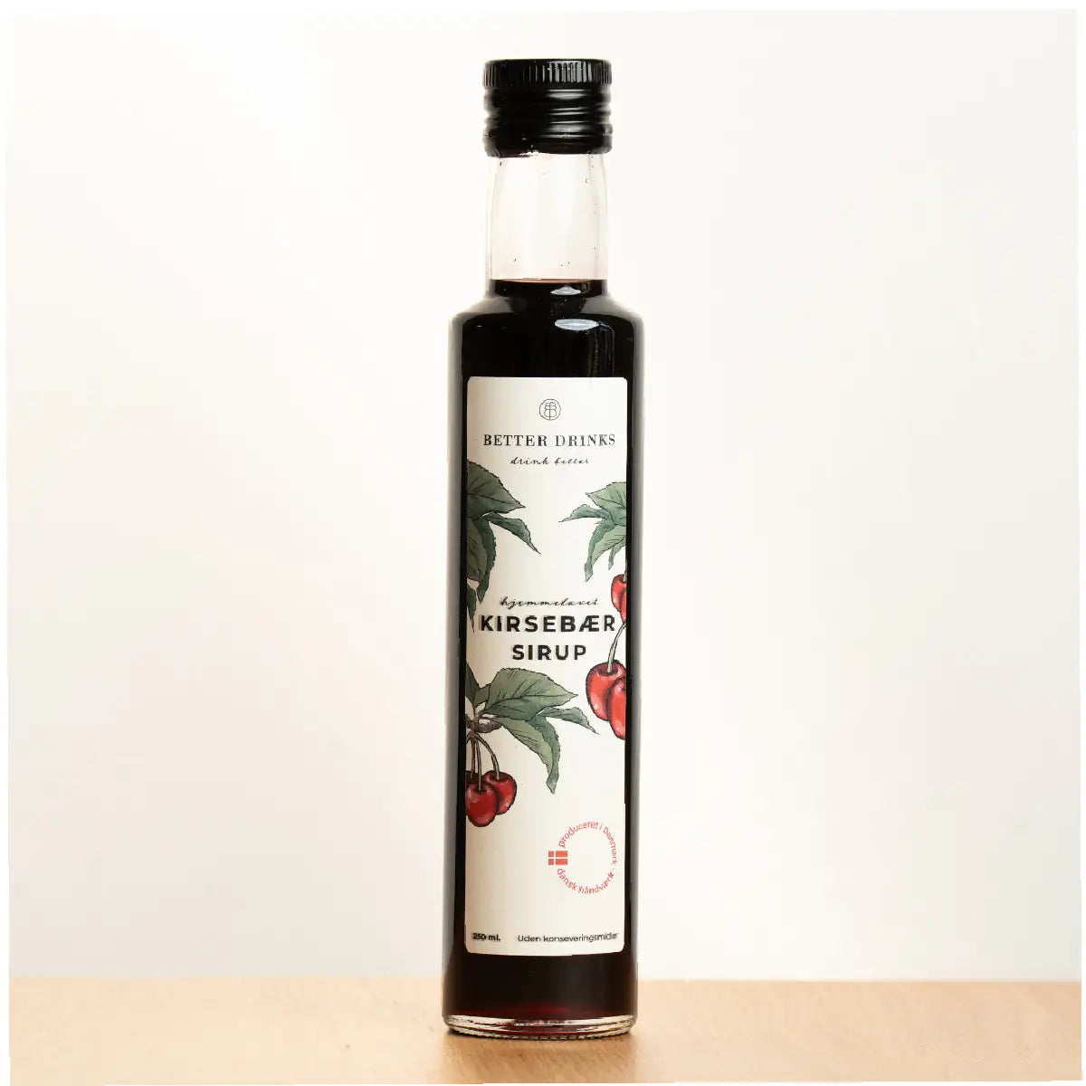 Better Drinks Kirsebær Sirup 25 cl – cocktailsirup kogt på saft af danske surkirsebær med vaniljestang og stjerneanis, dyb rød farve og intens kirsebærsmag til drinks og mocktails