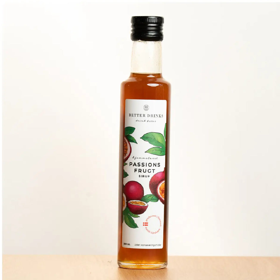 Better Drinks Passionsfrugt Sirup 25 cl – tropisk cocktailsirup med passionsfrugt og frisk syrlighed, perfekt til eksotiske cocktails som Hurricane og Saturn samt til mocktails, flaske med pant A