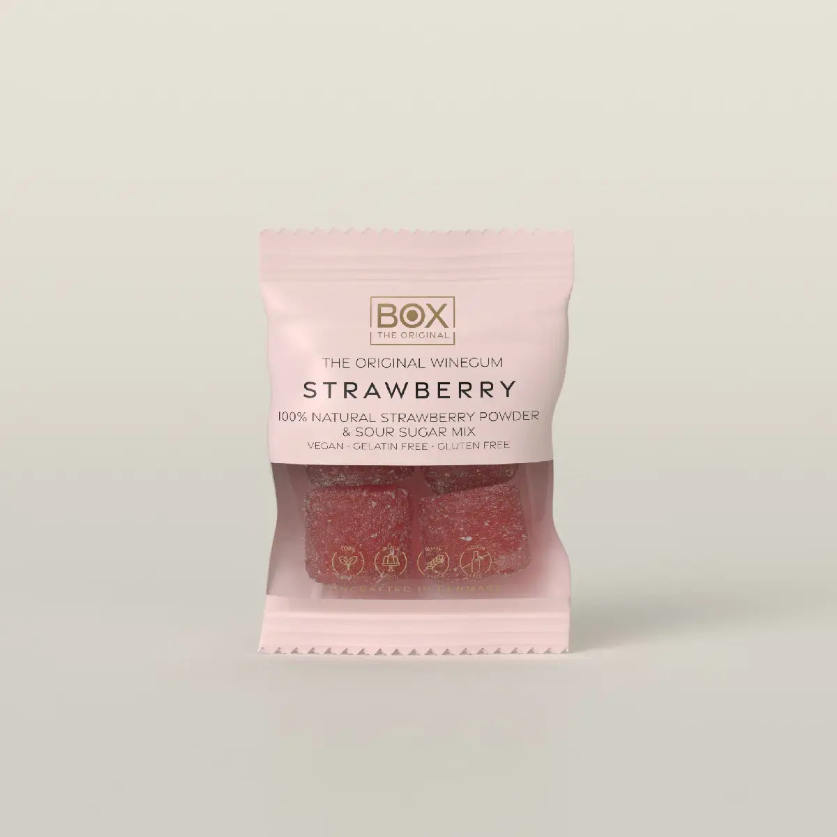 Box The Original Just The Winegum Strawberry 10 g med vegansk og gelatinefri jordbær-vingummi, sur sukkermix og frysetørret jordbærpulver