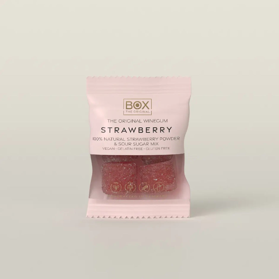 Box The Original Just The Winegum Strawberry 10 g med vegansk og gelatinefri jordbær-vingummi, sur sukkermix og frysetørret jordbærpulver