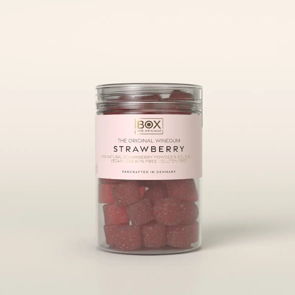 Box The Original Just The Winegum Strawberry Tube 170 g med vegansk og gelatinefri jordbær-vingummi, sur sukkermix og frysetørret jordbærpulver
