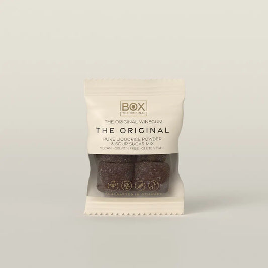 Box The Original Just The Winegum The Original 10 g med vegansk og gelatinefri skovbær-vingummi, sur sukkermix og lakridspulver