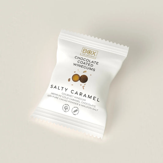 Box The Original Salty Caramel 13 g med gelatinefri mango-vingummi, hvid karamelchokolade, kakaopulver og Maldon sea salt