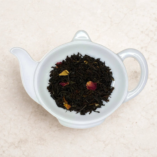 Carstensens Tehandel Jule te (100 g) – løs sort julete med orange, æble, kanel, nellike og rosenblade, krydret vinterte med klassisk julesmag til hyggestunder