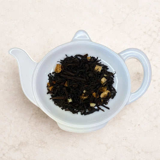 Carstensens Tehandel Miss Marple Tea Pie (100 g) – løs sort te til kagebordet med æble, karamel, kanel og mandel, kraftig krydret dessertte med hjemmebagt-duft