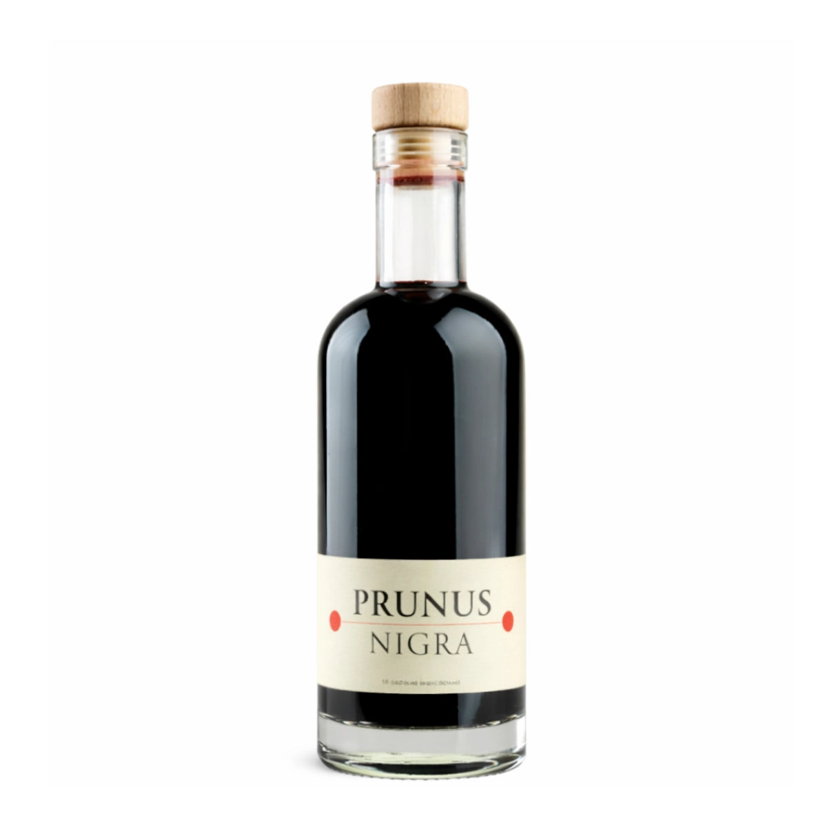 Flaske Cold Hand Winery Prunus Nigra kirsebærhedvin 500 ml (50 cl) – dansk forstærket vin på Stevnsbær med saftig kirsebærsmag, fine tanniner og aroma af krydret kirsebærsauce, kanel og nelliker, portvinsinspireret og fadlagret 24 måneder på brugte franske egefade, 17% vol, årgang 2018, velegnet til chokolade, bær-desserter, oste og risalamande, indeholder sulfitter
