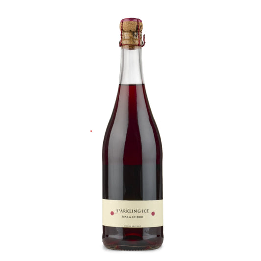 Flaske Cold Hand Winery Sparkling Ice Pære/Kirsebær 75 cl (750 ml) – halvsød mousserende frugtvin med intens kryokoncentreret pæreisvin blendet med aromatisk, frisk og let syrlig kirsebærvin, dyb frugtig aroma og tydelige kirsebærnoter, årgang 2019, 12% vol., dansk bobler til velkomstdrink og ris a la mande, indeholder sulfitter