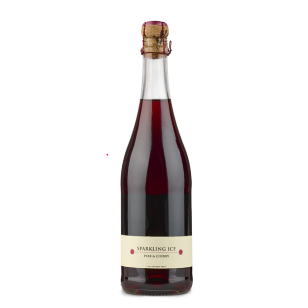 Flaske Cold Hand Winery Sparkling Ice Pære/Kirsebær 75 cl (750 ml) – halvsød mousserende frugtvin med intens kryokoncentreret pæreisvin blendet med aromatisk, frisk og let syrlig kirsebærvin, dyb frugtig aroma og tydelige kirsebærnoter, årgang 2019, 12% vol., dansk bobler til velkomstdrink og ris a la mande, indeholder sulfitter