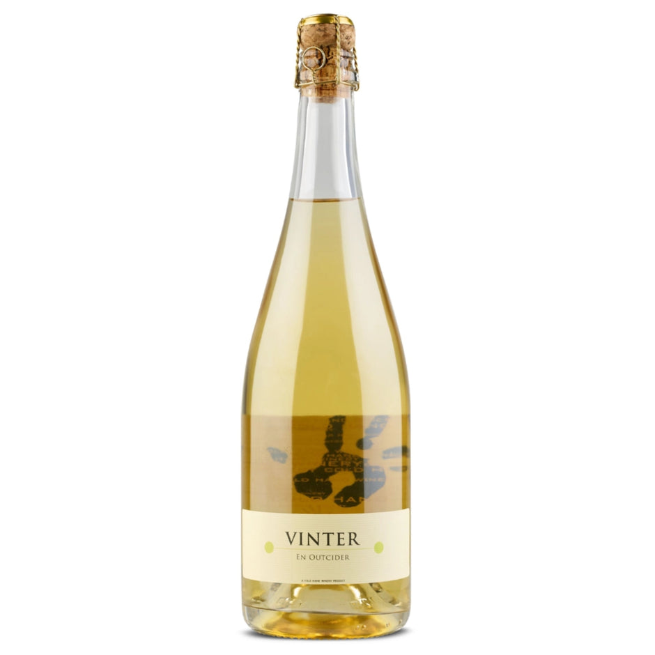 Flaske Cold Hand Winery Vinter mousserende æblecider 75 cl (750 ml) – halvtør dansk cider lavet på 30+ æblesorter, gæret udendørs i vinterkulden og flaskegæret efter traditionel metode, lagret 10 måneder på flaske før degorgering, årgang 2020, 9,6% vol