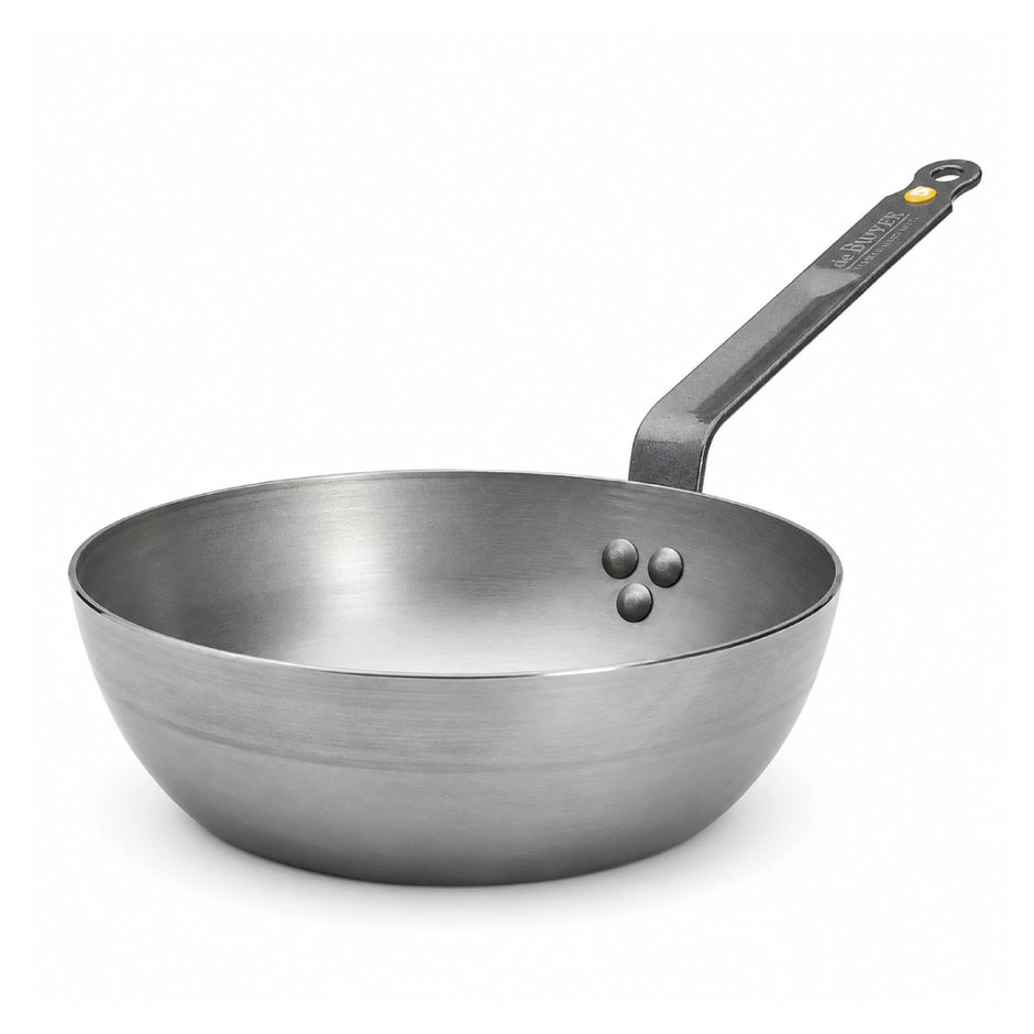 de Buyer Mineral B sauterpande i kulstofstål med skaft og diameter på 24 cm.