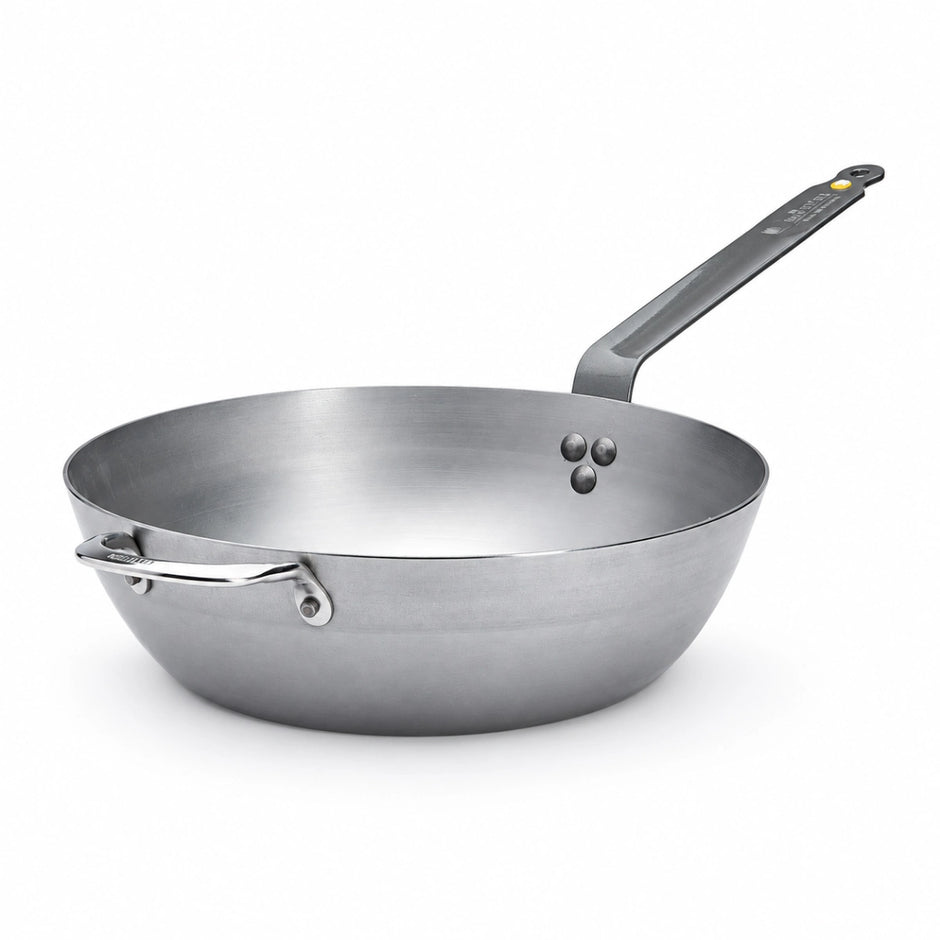 de Buyer Mineral B sauterpande i kulstofstål med skaft og diameter på 32 cm.