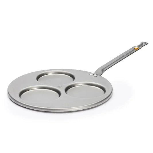 de Buyer Mineral B triblinispande i kulstofstål Ø27 cm med 3 forme på Ø10 cm, bivoksfinish og fastnittet hank til blinis, små pandekager og brunch