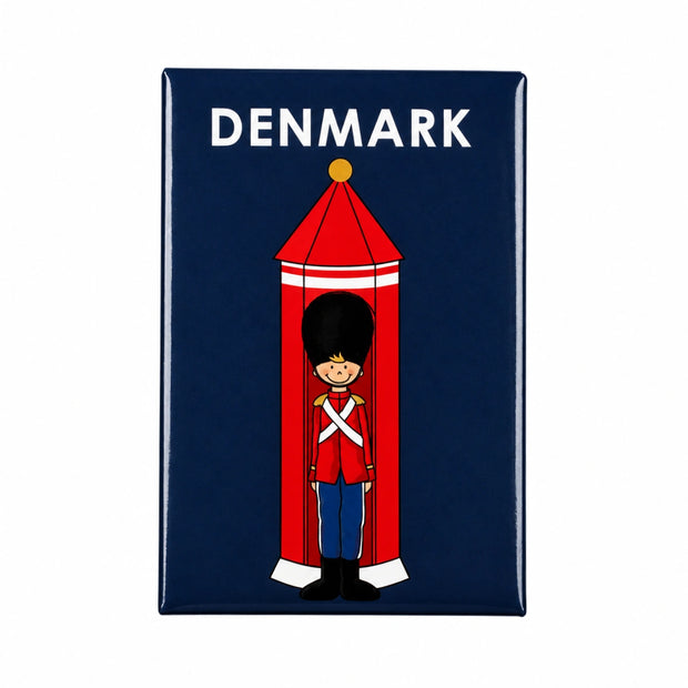 Det Gamle Apotek blå tinmagnet med dansk garder i rødt skilderhus.