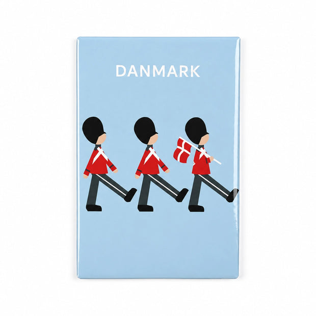 Det Gamle Apotek tinmagnet med tre gardere og Dannebrog på lyseblå baggrund.