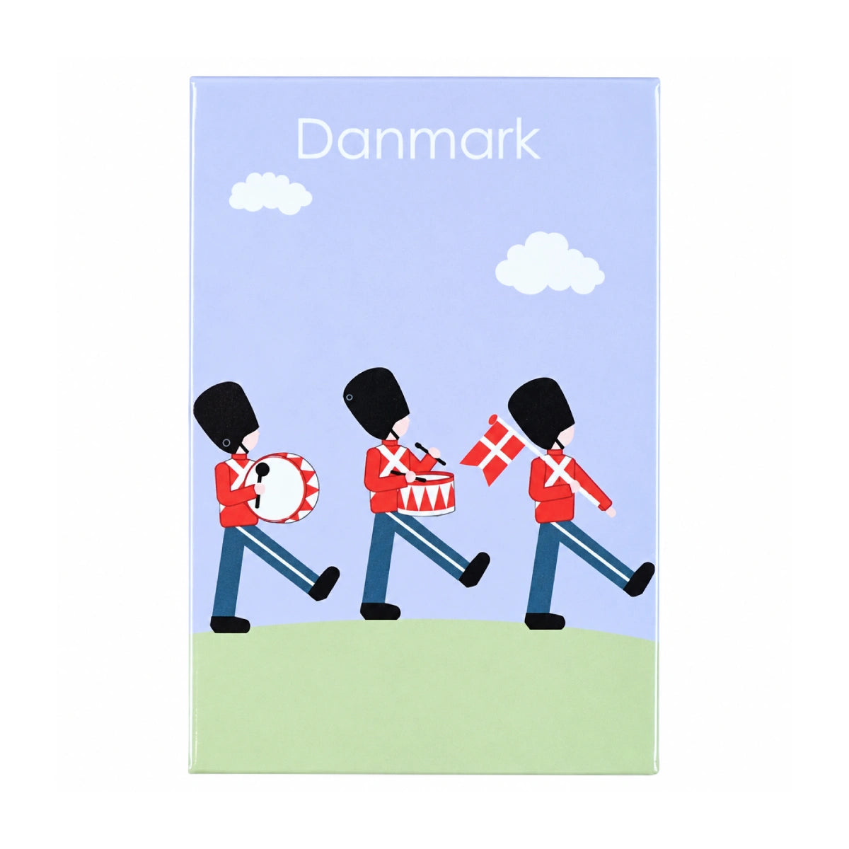 Det Gamle Apotek magnet i tin med dansk gardermotiv på lyseblå baggrund.