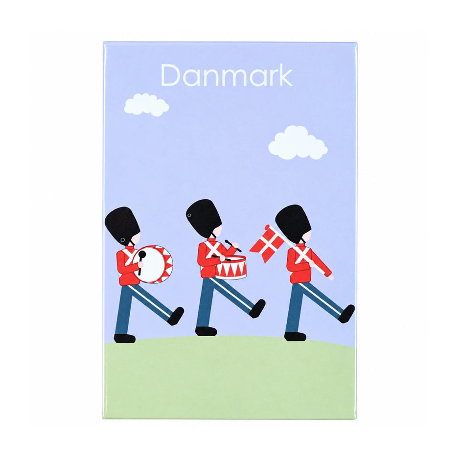 Det Gamle Apotek magnet i tin med dansk gardermotiv på lyseblå baggrund.