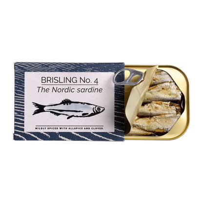 Fangst Brisling No. 4 100 g – nordisk sardine/brisling fra Østersøen (FAO 27.III.d) i koldpresset rapsolie, mildt krydret med allehånde og nellike; premium dåsefisk til rugbrød, ristet brød og tapas, saftig og fyldig med varm, aromatisk krydderprofil