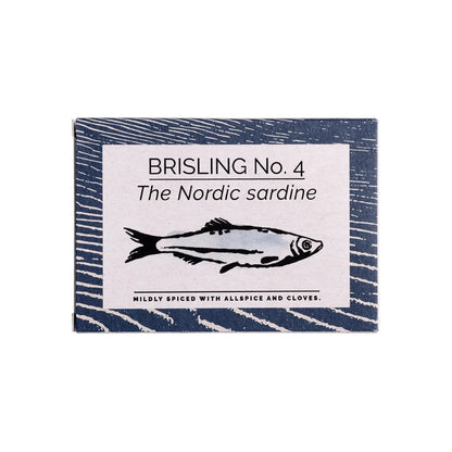 Fangst Brisling No. 4 100 g – nordisk sardine/brisling fra Østersøen (FAO 27.III.d) i koldpresset rapsolie, mildt krydret med allehånde og nellike; premium dåsefisk til rugbrød, ristet brød og tapas, saftig og fyldig med varm, aromatisk krydderprofil