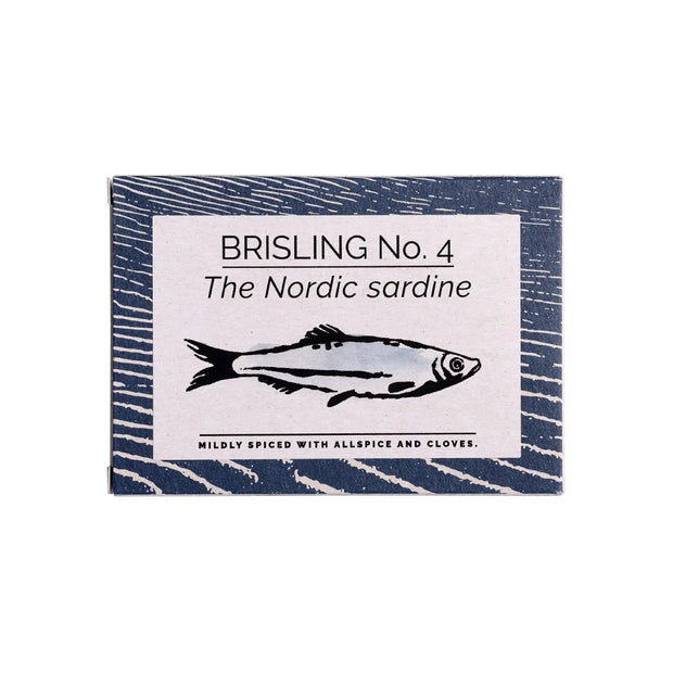 Fangst Brisling No. 4 100 g – nordisk sardine/brisling fra Østersøen (FAO 27.III.d) i koldpresset rapsolie, mildt krydret med allehånde og nellike; premium dåsefisk til rugbrød, ristet brød og tapas, saftig og fyldig med varm, aromatisk krydderprofil