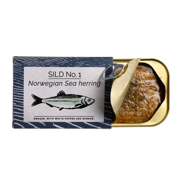 Fangst Sild No. 1 100 g – røget norsk havsild i koldpresset rapsolie med hvid peber og ramsløg, nordisk tapas på dåse klar til servering på brød, i salat eller som snack