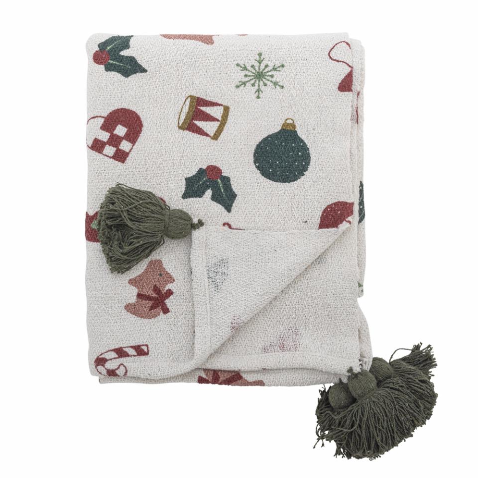 Bloomingville Yule Plaid i naturfarvet genanvendt bomuld med julemotiver, grønt kvastdetalje og mål L160 x W130 cm