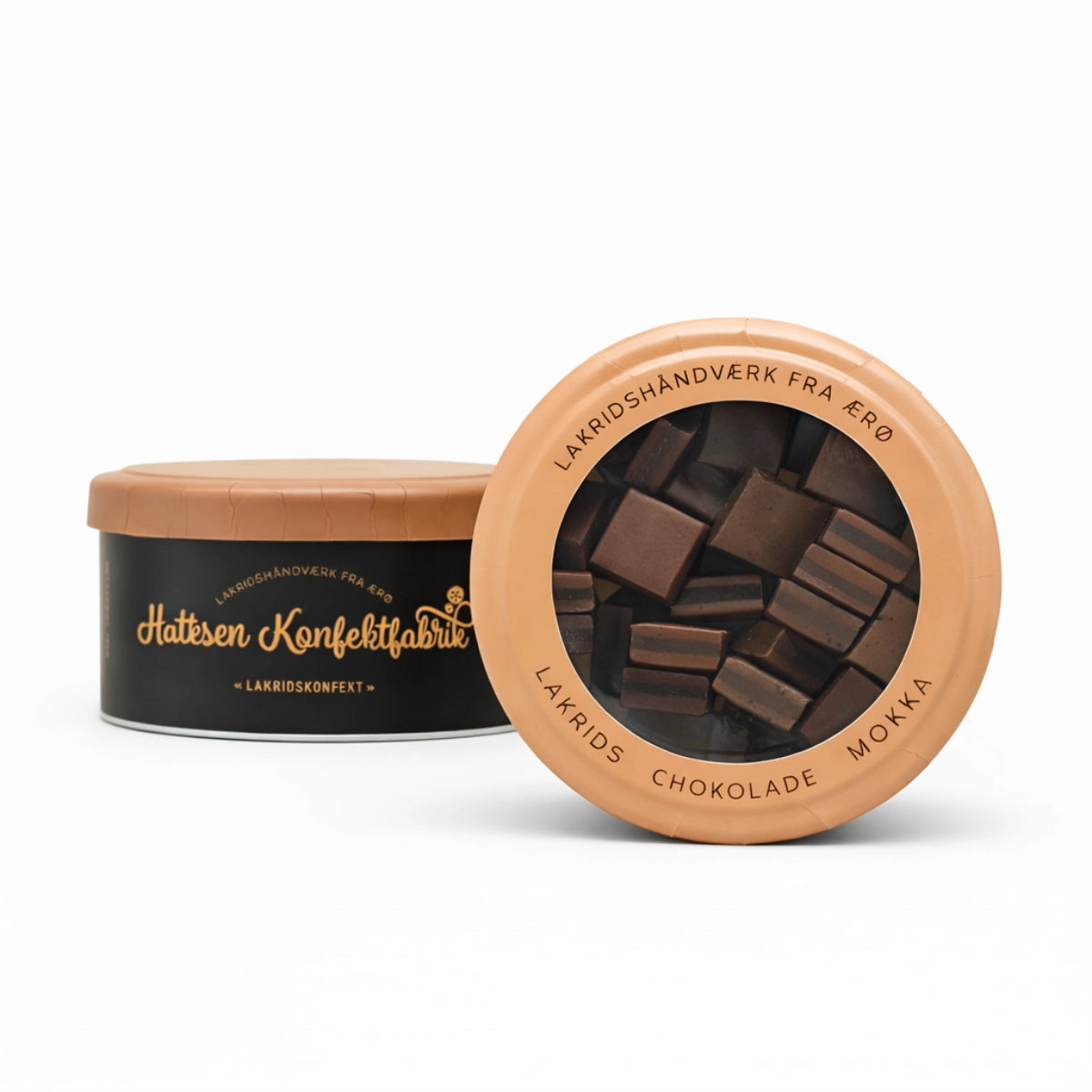 Præsentation af Hattesens Konfektfabrik Brun Æske 125 g – glutenfri og vegansk lakridskonfekt lavet af naturlige råvarer med smag af lakrids, chokolade og mokka, dansk konfekthåndværk i gaveæske. Her to æsker, en på siden og en fra toppen.