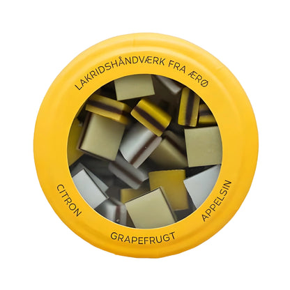 Hattesens Konfektfabrik Gul Æske 125 g – glutenfri og vegansk lakridskonfekt med citron, appelsin og grapefrugt, lakridshåndværk fra Ærø i elegant konfektæske
