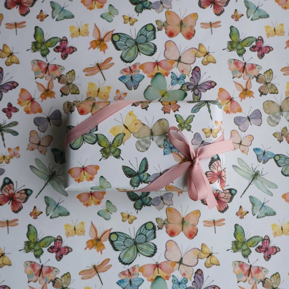 All By Voss Gavepapir Butterflies 5 m med sommerfuglemotiv i akvarel af Annemette Voss Fridthjof, kraftig kvalitet, mat overflade og mål 5 m x 57 cm