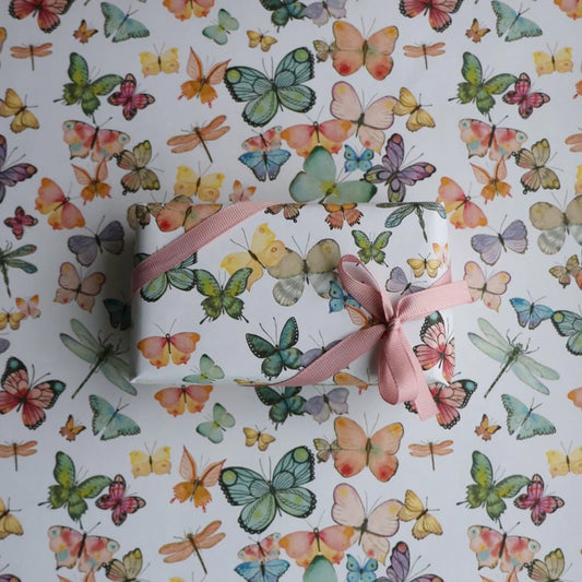All By Voss Gavepapir Butterflies 5 m med sommerfuglemotiv i akvarel af Annemette Voss Fridthjof, kraftig kvalitet, mat overflade og mål 5 m x 57 cm