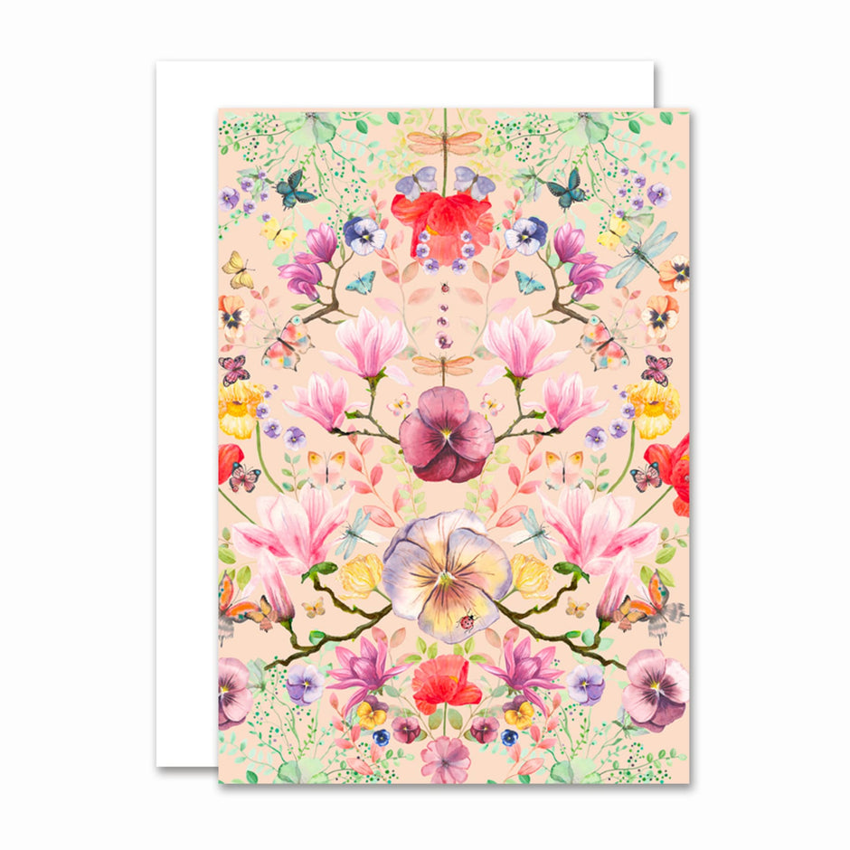 All By Voss lille foldet kort Botanicals Magical Garden A7 med råhvid kuvert – originalt akvarelmotiv af Annemette Voss Fridthjof med botaniske illustrationer på beige bund, trykt på postkortkarton og produceret i Danmark