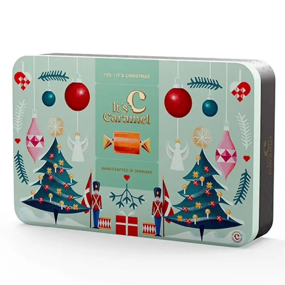 Karamelleriet It's Christmas Tindåse med 300 g håndlavede karameller i tre smagsvarianter: fløde, choko-mint og rålakrids med havsalt