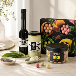 SMAGdansk favoritter med Lakrids by Bülow, Hr. Skov Balsamico Creme og Ramsløgs Aioli i et lyst, indbydende delikatesseunivers.