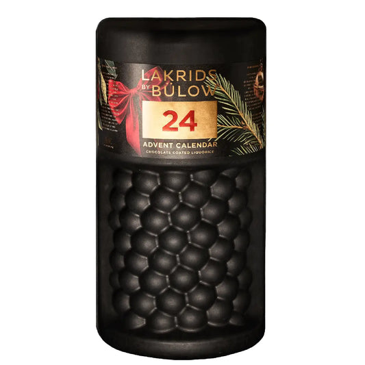 Lakrids by Bülow 24 Advent Calendar med chokoladeovertrukket lakrids i sort bøtte med gyldne detaljer, rød sløjfe og granmotiv til december