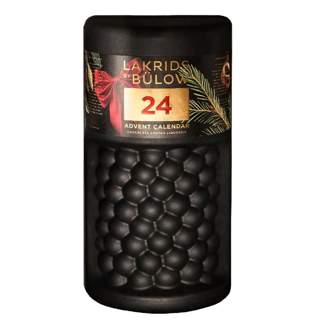 Lakrids by Bülow 24 Advent Calendar med chokoladeovertrukket lakrids i sort bøtte med gyldne detaljer, rød sløjfe og granmotiv til december