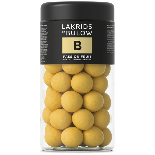 Lakrids by Bülow B - Passion Fruit Regular 270 g – bøtte med sød gourmetlakrids drageret i hvid chokolade og passionsfrugt med sprød sukkerskal, frugtig og syrlig smagsprofil.