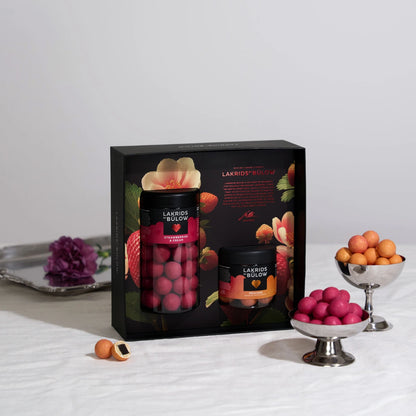 Makrofoto af Lakrids by Bülow Black Box Love Small – blandet lakrids med hvid chokolade, jordbær og fløde samt ferskennoter, frugtig og cremet smagsprofil (385 g)