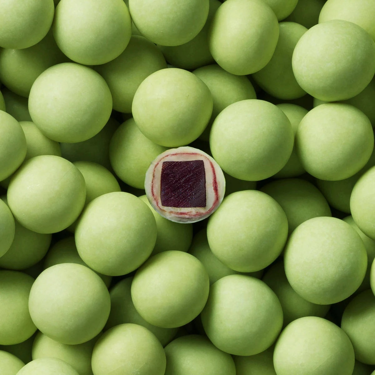 Makrofoto af Lakrids by Bülow C - Sour Strawberry – lakridskugle med hvid chokolade og syrligt jordbærpulver, frisk frugtsmag i mini-portion (12 g)