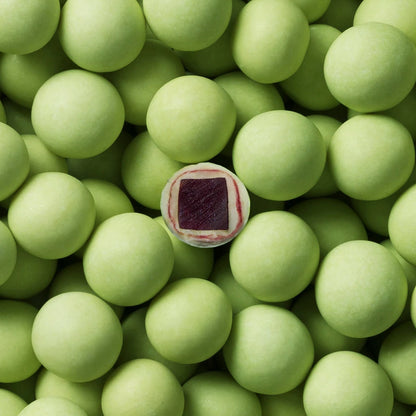 Makrofoto af Lakrids by Bülow C - Sour Strawberry – lakridskugle med hvid chokolade og syrligt jordbærpulver, frisk frugtsmag i mini-portion (12 g)