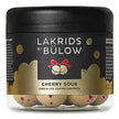 Lakrids by Bülow Cherry Sour Small, sød lakrids med hvid chokolade og sprødt kirsebærgranulat, glutenfri luksuslakrids i lille bøtte, 115 g
