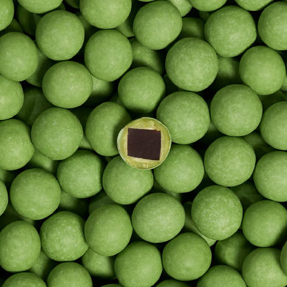 Makrofoto af Lakrids by Bülow Crispy Strawberry Matcha – lakridskugler med hvid chokolade, jordbær og matcha, cremet og frugtig gourmetlakrids (270 g)