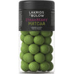 Lakrids by Bülow Strawberry Matcha 270 g – packshot af rød lakrids overtrukket med hvid chokolade, jordbær og matcha, frugtig og mild smagsprofil
