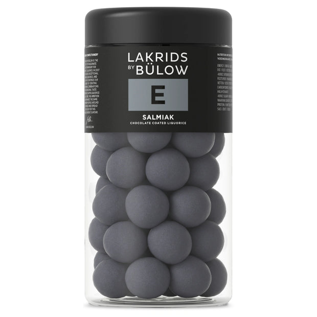 Lakrids by Bülow E - Salmiak Regular 270 g – bøtte med saltlakrids overtrukket med hvid chokolade og salmiak, afsluttet med lakridspulver for sprød og intens smag.