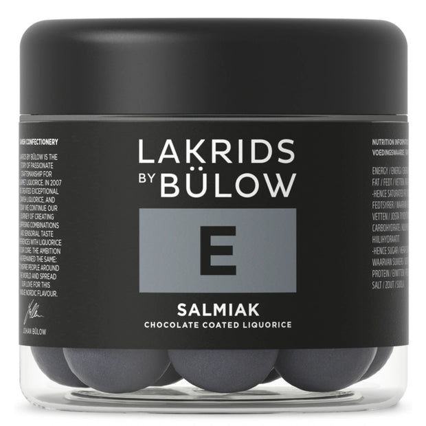 Lakrids by Bülow E - Salmiak Small 115 g – lille bøtte med saltlakrids overtrukket med hvid chokolade og salmiak, afsluttet med lakridspulver for sprød og intens smag.