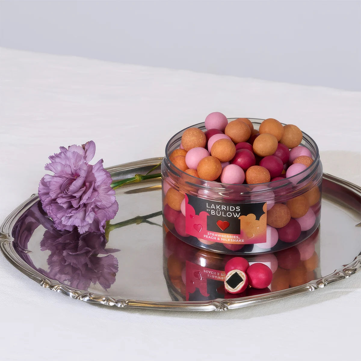 Præsentationsfoto af Lakrids by Bülow Mixed Love – blandet lakridsmix med hvid chokolade og frugtpulver, cremet og frugtig smagsprofil (515 g)