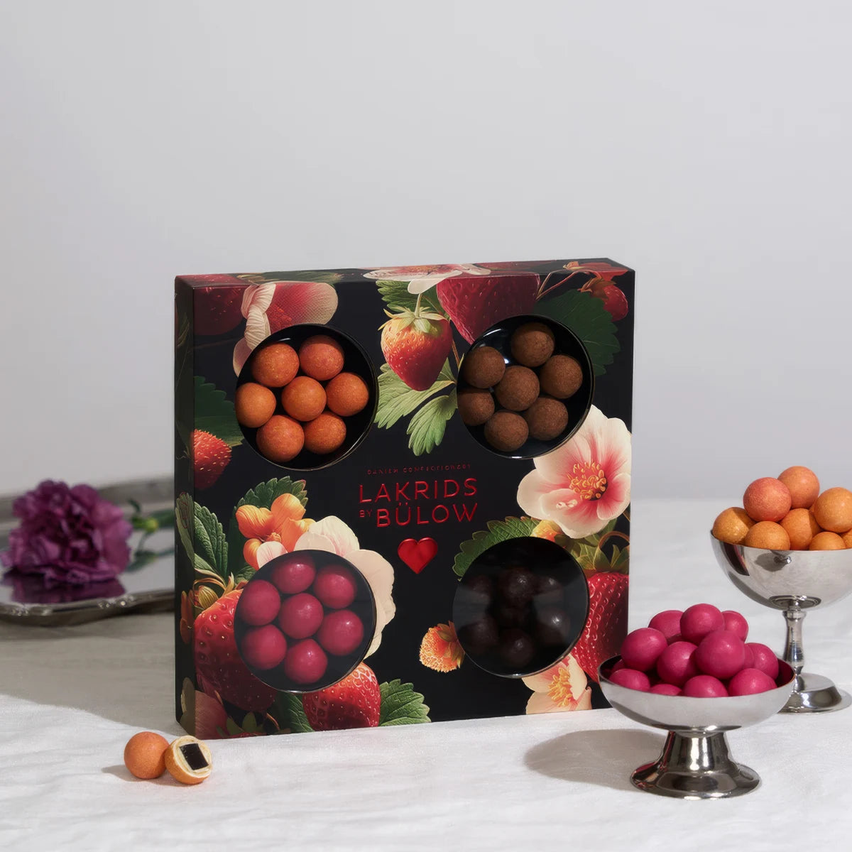 Præsentationsfoto af Lakrids by Bülow Small Love Selection Box – blandet gourmetlakrids med chokolade, karamelsødme, frugtige nuancer og et strejf af havsalt (175 g)