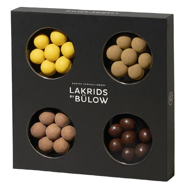 Lakrids by Bülow Small Selection Box 175 g – gaveæske med chokoladeovertrukket lakrids i fire varianter: The Original, Passion Fruit, Salt & Caramel og Dark & Sea Salt, glutenfri og lavet med rismel