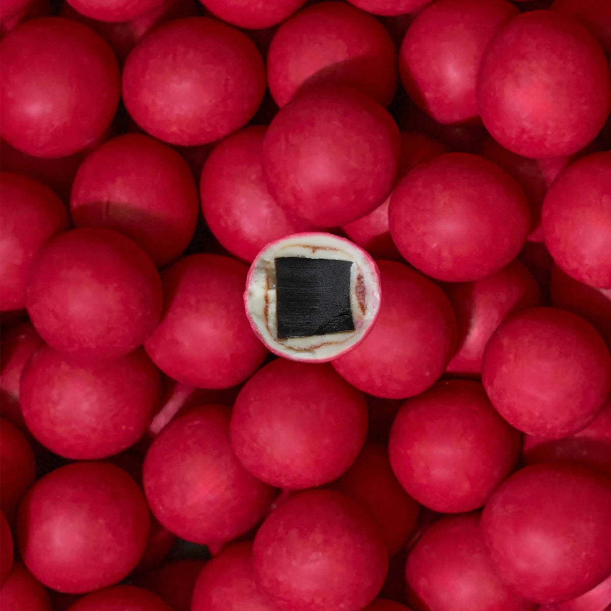 Makrofoto af Lakrids by Bülow Strawberries & Cream – lakridskugler med hvid chokolade, jordbær og cremet fløde, frugtig gourmetlakrids (115 g)