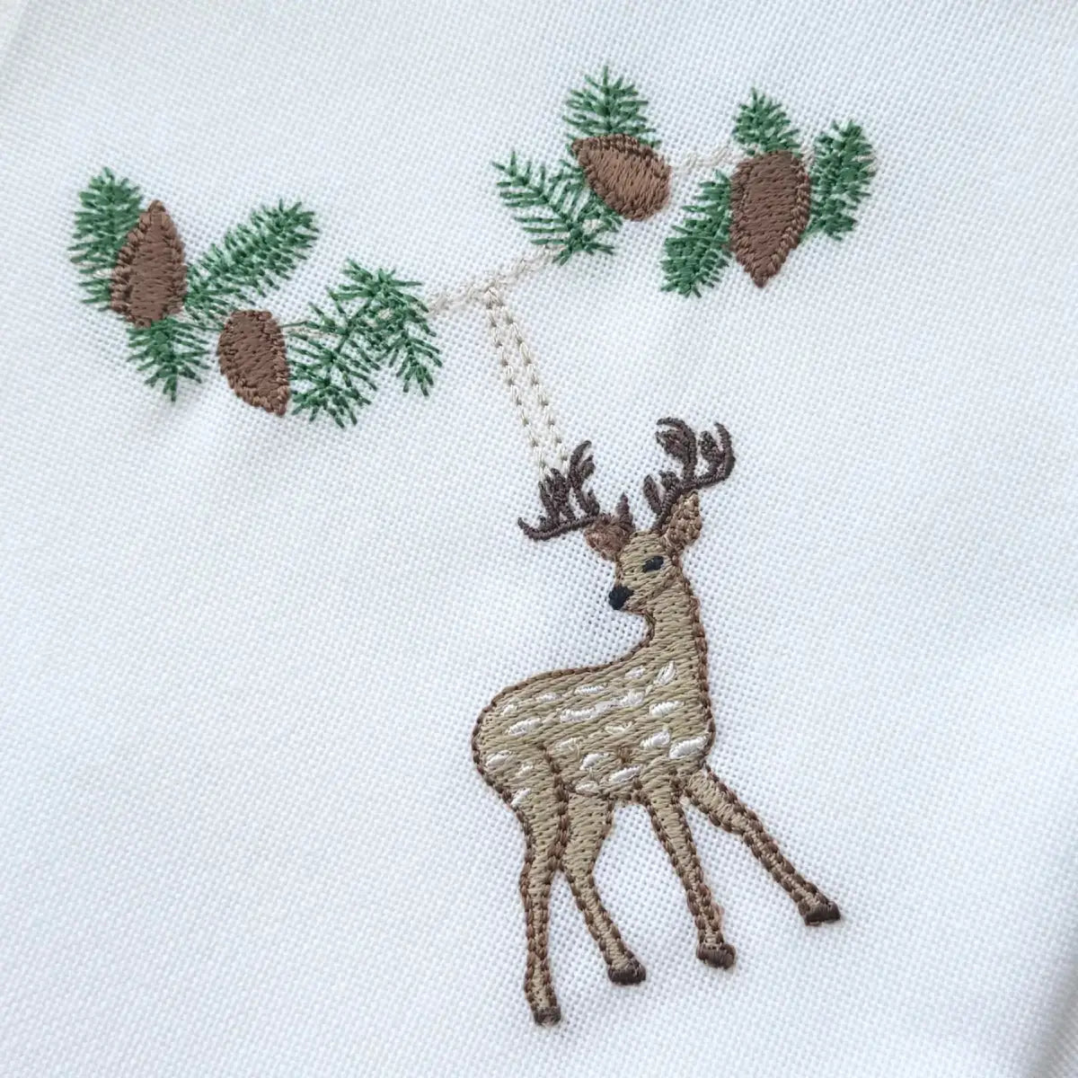 Langkilde & Søn hvid juleserviet i flagdug med broderet rensdyr, 50 × 50 cm