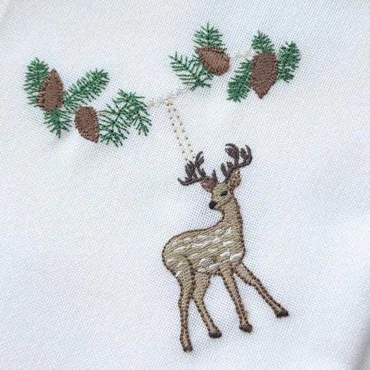 Langkilde & Søn hvid juleserviet i flagdug med broderet rensdyr, 50 × 50 cm